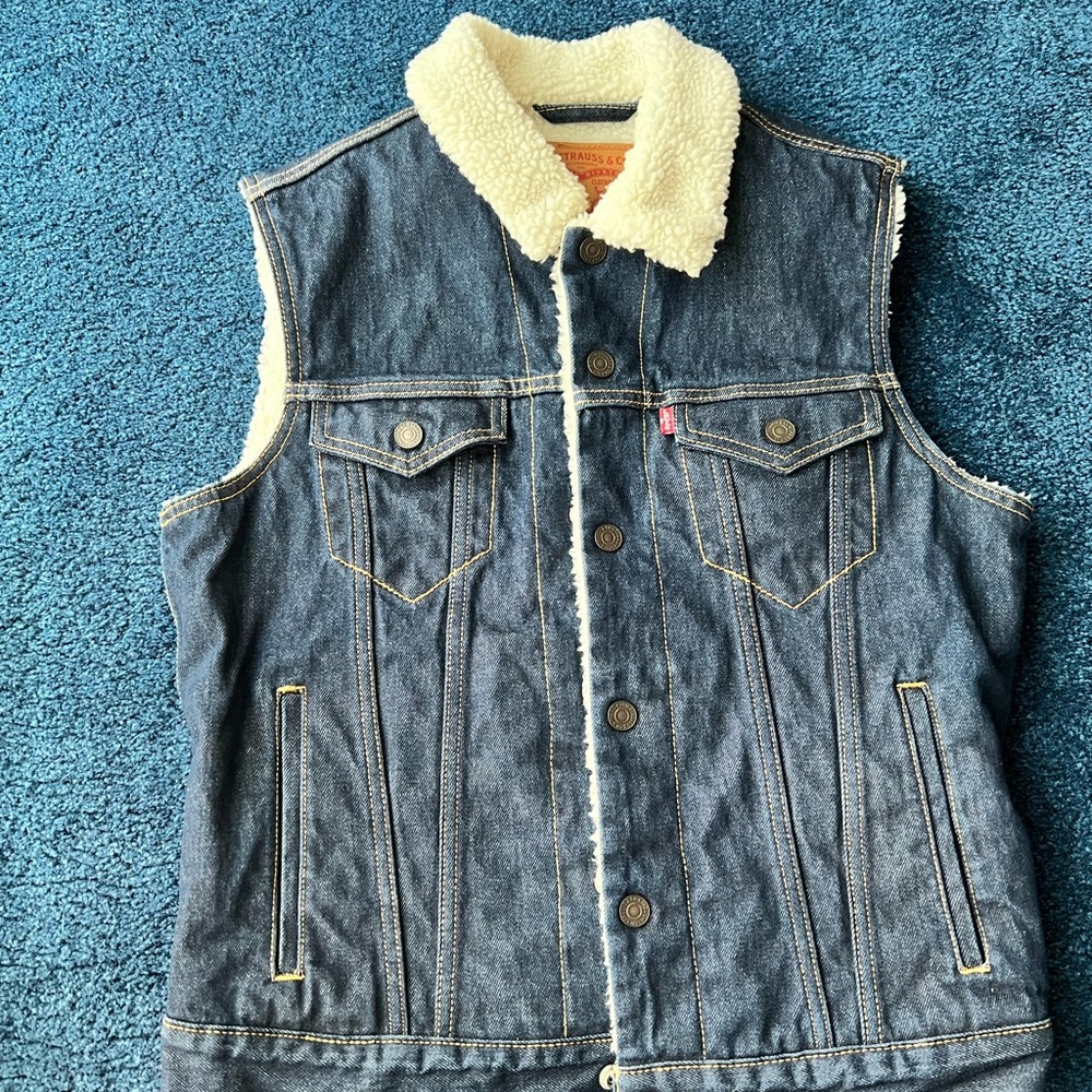 Men’s small Levi’s denim collared vest with shearling